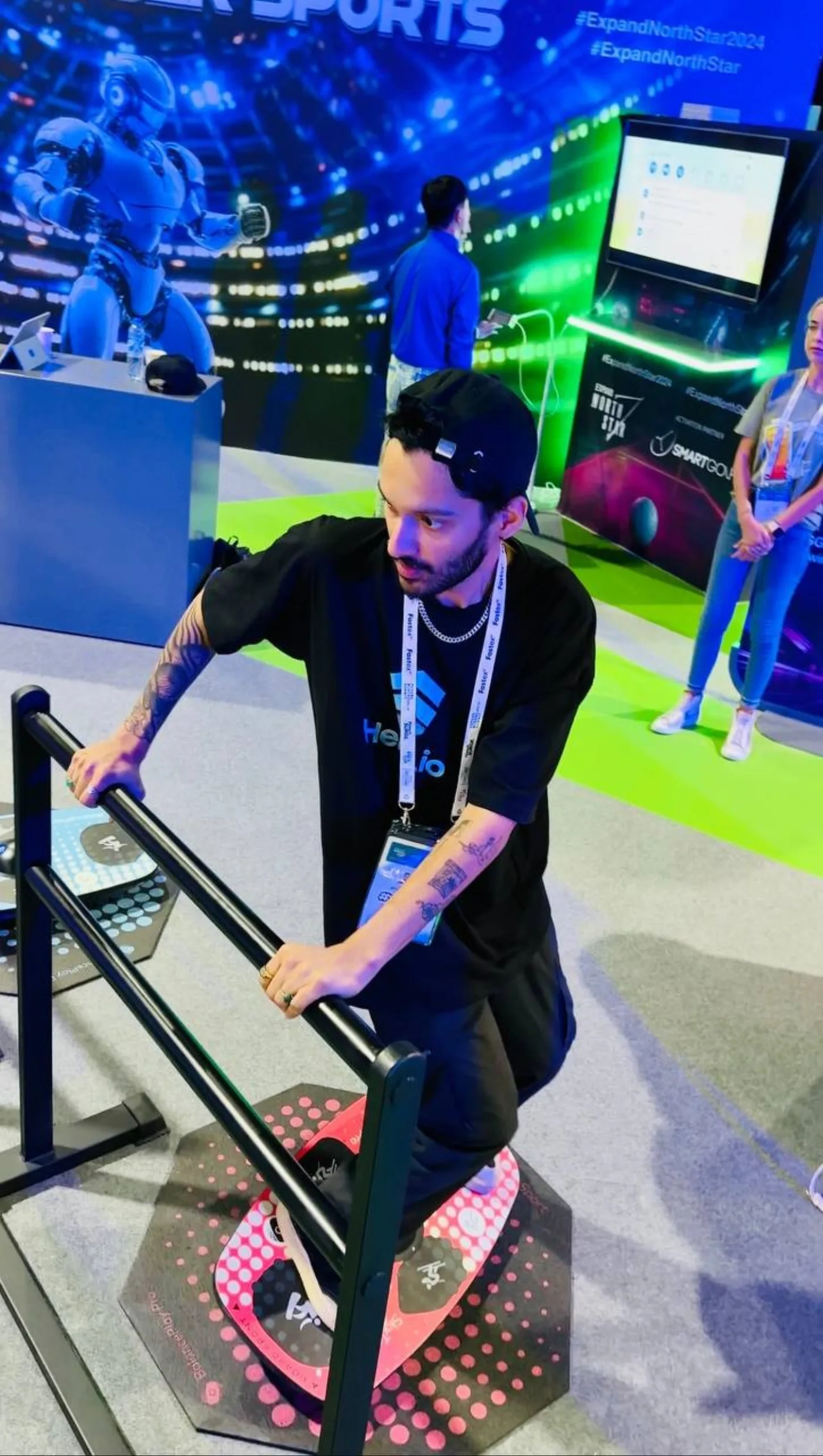 Un ospite su una smart balance board BalancePlay Pro a un'esposizione esports