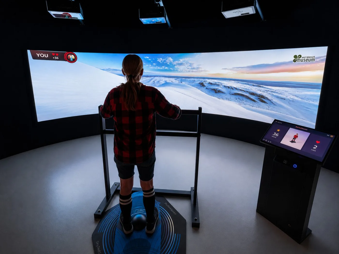 Un visitatore in un'esperienza immersiva con simulatore SkyTechSport a schermo curvo