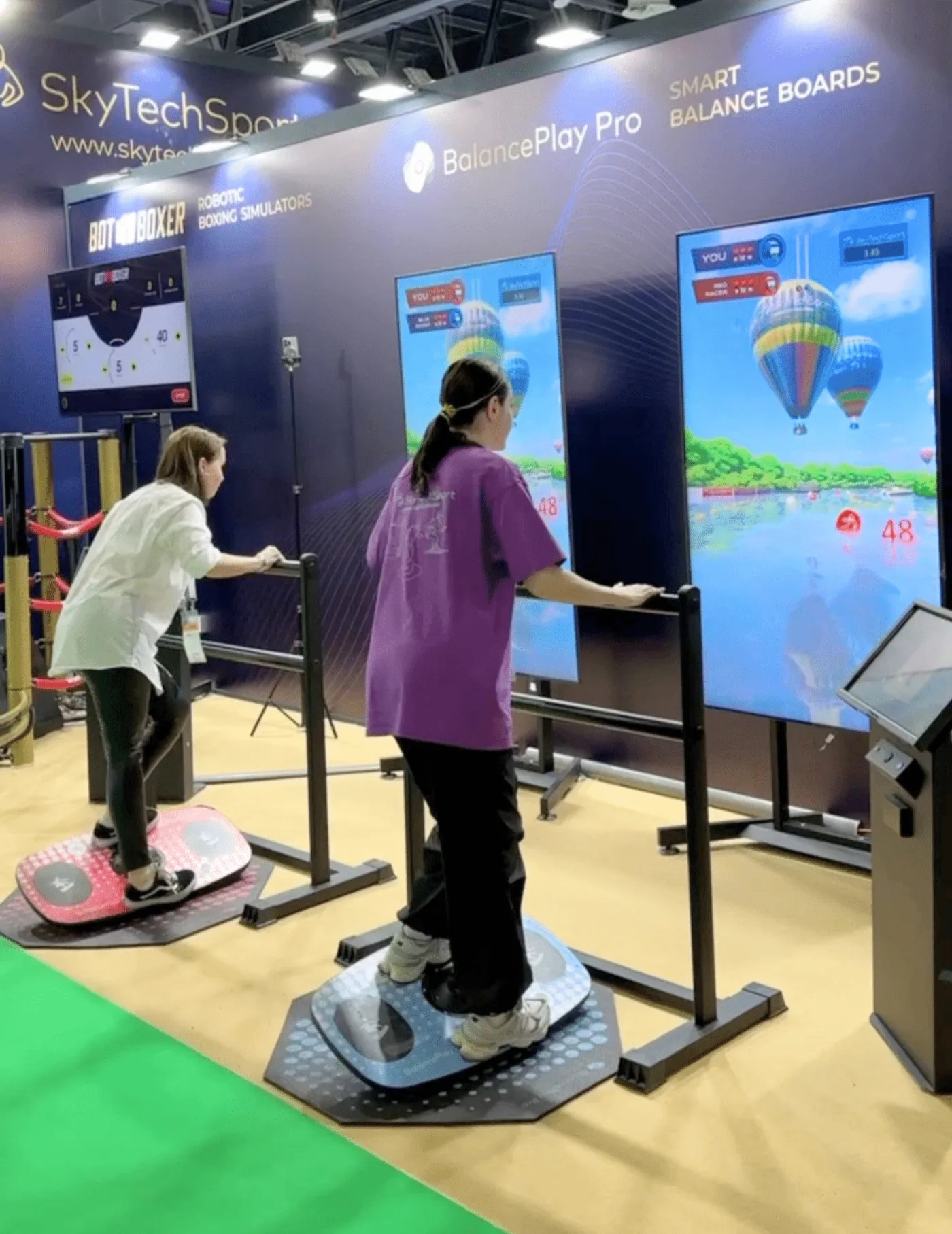 Partecipanti in competizione su smart balance board BalancePlay Pro a una fiera