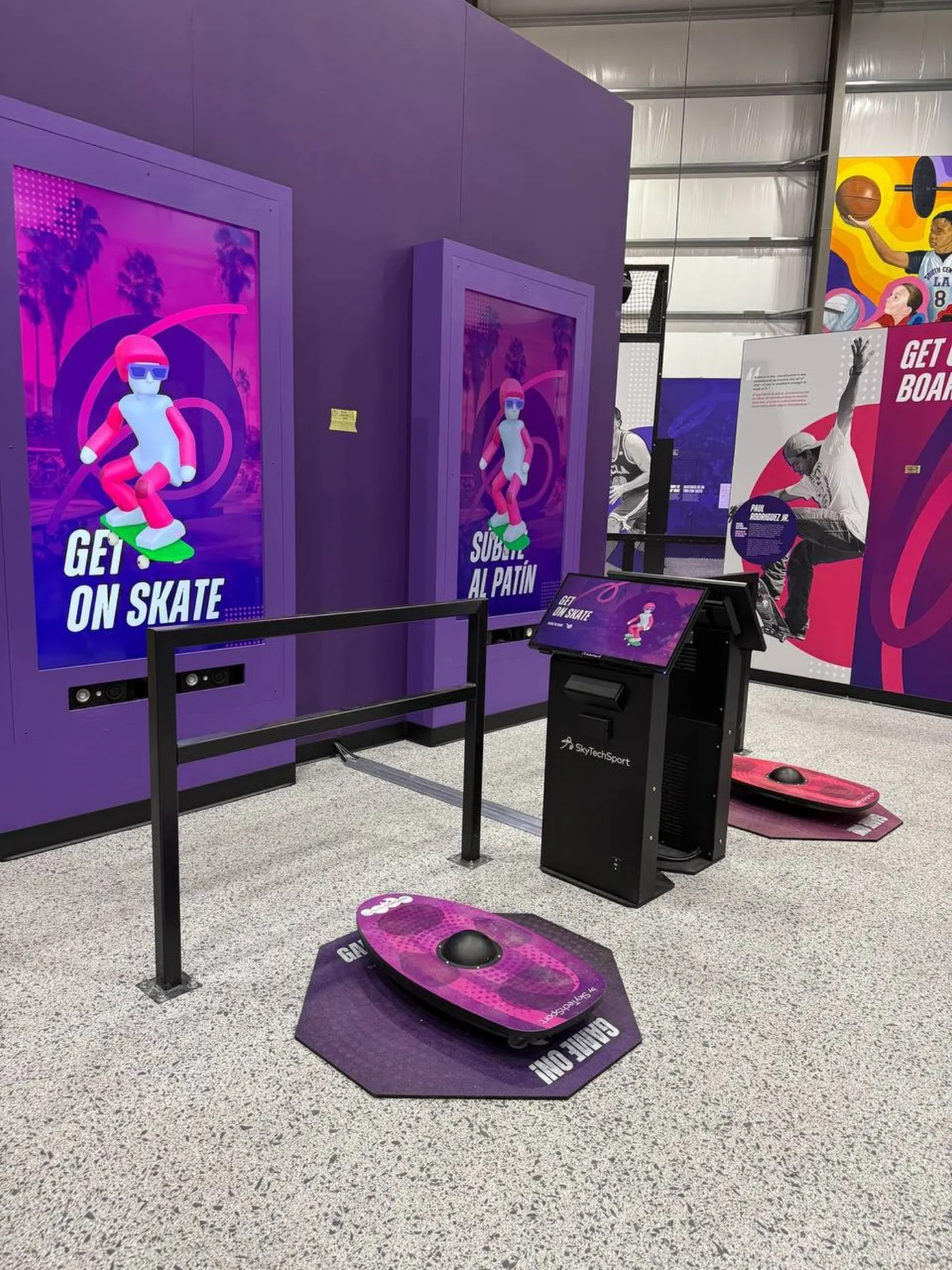 Bambini che giocano a BalancePlay Pro su un setup a doppio schermo in un centro di intrattenimento per famiglie